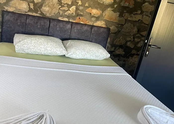 Soeguet Osman Koey Evi Taslica